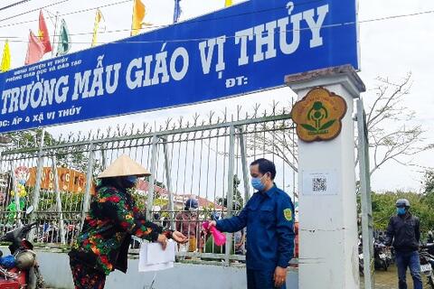 Người dân Hậu Giang hăng hái đi tiêm vắc-xin